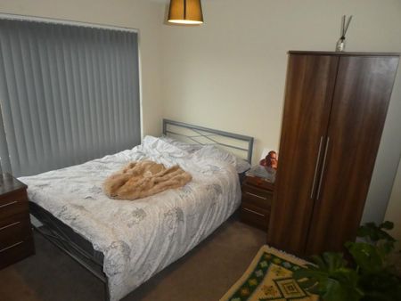 4 bedroom end of terrace house to rent - Photo 4