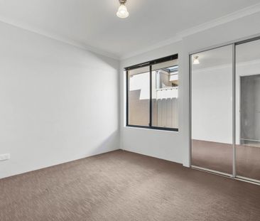 Modern 3x2 in the heart of Kelmscott - Photo 3