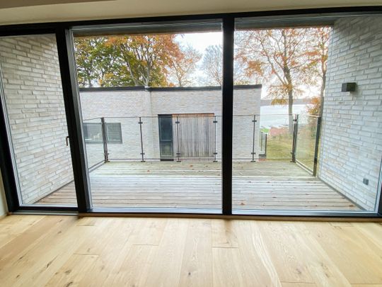 Nybygget og rummelig 3-værelses lejlighed i fantastiske omgivelser - Foto 1