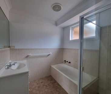 Three bedroom Family Home - Photo 3