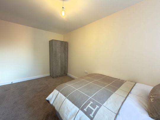 1 bedroom in a flat share to rent - Photo 1