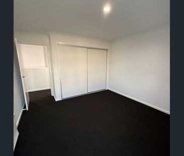 Stunning Parkhurst Cranbourne East - Photo 2