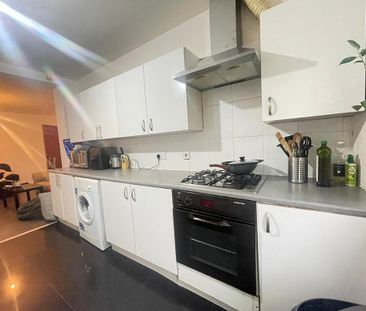 7 bedroom end of terrace house to rent - Photo 1