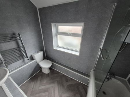 4 bedroom semi-detached house to rent - Photo 5