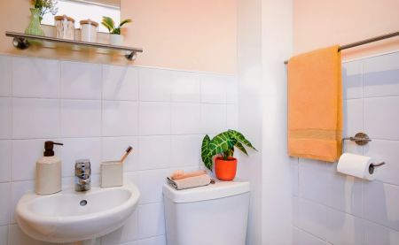 Large Ensuite: Two Bed Flat - Photo 3