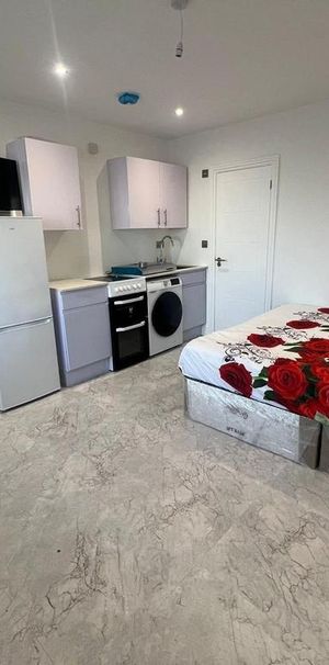 Studio to rent - Photo 1