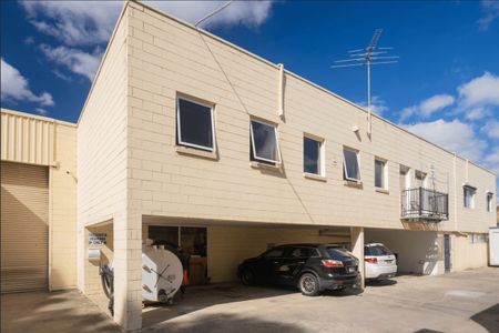 Secure 2 Bedroom Apartment in Industrial Warehouse Location - Photo 2