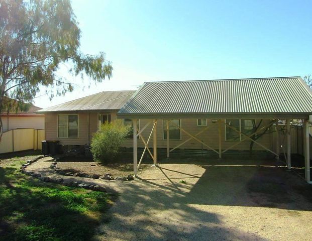 FOUR BEDROOM FAMILY HOME. - Photo 1