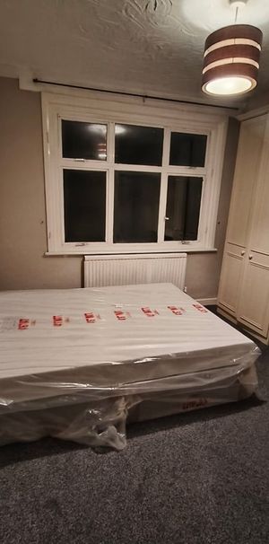 Room in a Shared House, Hythe Road, CR7 - Photo 1