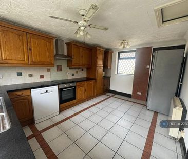 3 bedroom terraced house to rent - Photo 4