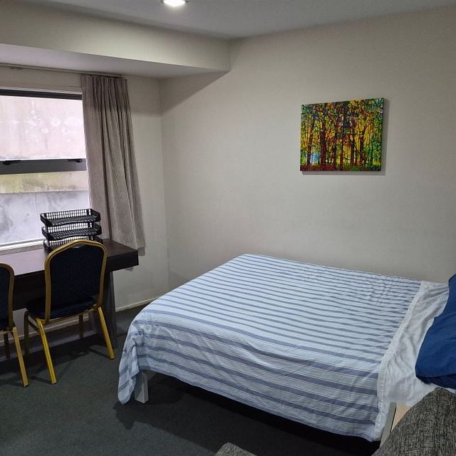 Huge fully furnished Whitaker studio. - Photo 1