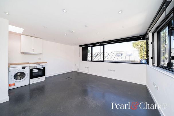Studio to rent - Photo 1