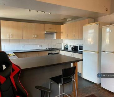 1 bedroom in a flat share to rent - Photo 4