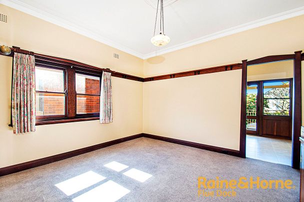 GENEROUSLY PROPORTIONED FAMILY HOME - AMAZING VIEWS & SUPERB LOCATION - Photo 1