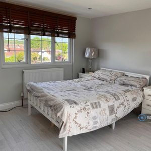 1 bedroom in a house share to rent - Photo 2