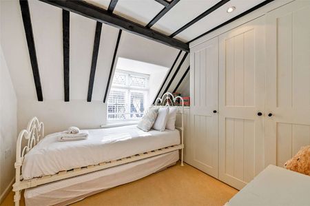 A beautifully presented and furnished three bedroom cottage in an idyllic location in the Heart of Eton. - Photo 5