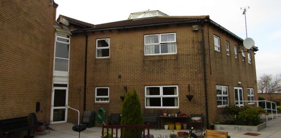 ** Apply on line ** Over 55’s 1 bed flat. Suitable for 1 person. Adapted Walk in shower. Tower Court - Photo 2