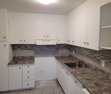 Beau 4 1/2 Situé Au Rez-de-jardin - Photo 3