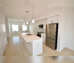 3 Bed 2.5 Bath Home Main with Garage Uplands Edmonton - Photo 2