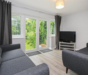 6 bedroom semi-detached house to rent - Photo 1