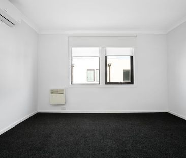 Stylish Modern Freshly Renovated Townhouse! - Photo 3