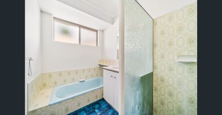 Spacious Family Home in a Convenient Parkwood Location - READY TO MOVE IN - Photo 4