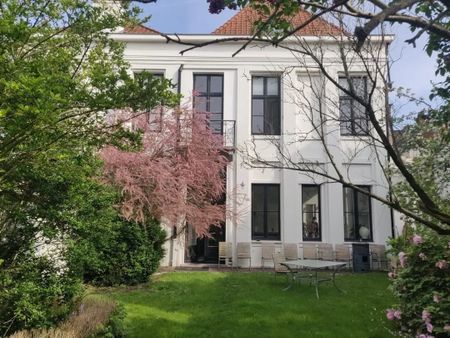 Kamer op de zolder van een gerenoveerde luxe woning. - Foto 2