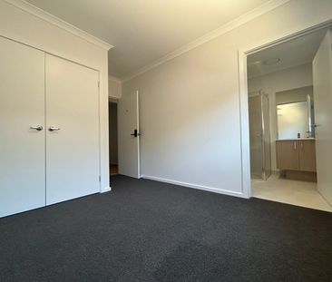 SELF CONTAINED ROOM WITH OWN EN-SUITE - INCLUSIVE OF ALL UTILITIES ! - Photo 3