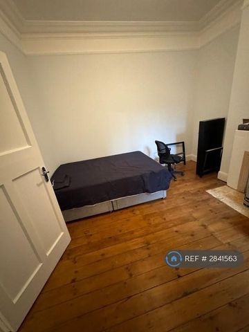 1 bedroom in a flat share to rent - Photo 4