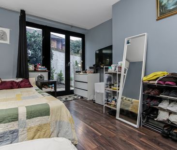 3 Bed flat with excelent transport links Room A - Photo 5