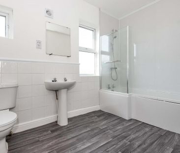 3 bedroom flat to rent - Photo 3