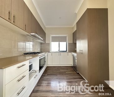 Stunning Townhouse Close to Deakin University - Photo 1