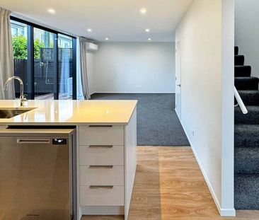 SOMERFIELD - MODERN REAR TWO BEDROOM TWO BATHROOM TOWNHOUSE WITH SI... - Photo 1