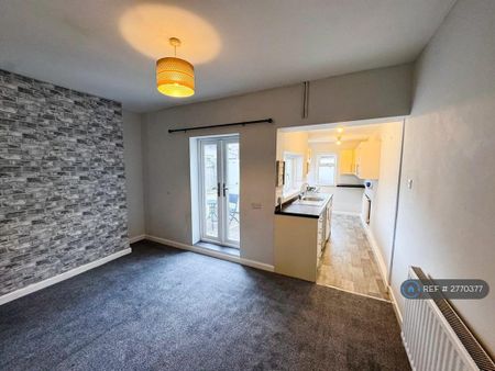 2 bedroom semi-detached house to rent - Photo 3