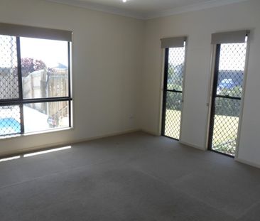 Spacious 4-Bedroom Family Home Near the Beach! - Photo 5