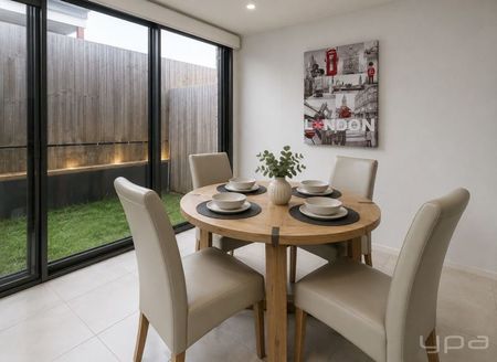 Modern 3 Bedroom Townhouse in the Heart of Helensvale - Photo 3