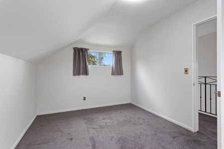 Standalone 3-bedroom Townhouse with Double Garage - Photo 5