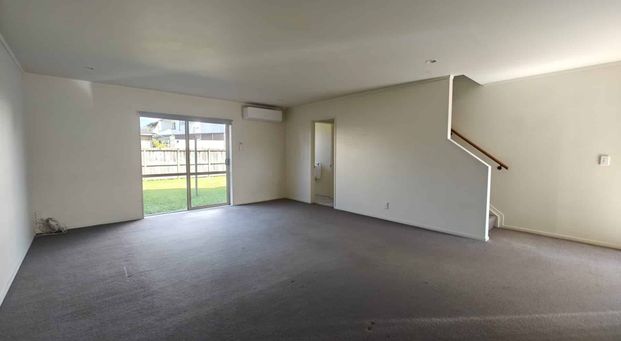 Spacious Family Townhouse in the Heart of Ranui - Photo 1