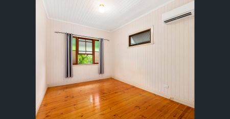 BEAUTIFUL QUEENSLANDER, GREAT LOCATION - Photo 2