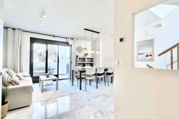 Townhouse in Riviera del Sol - Foto 1