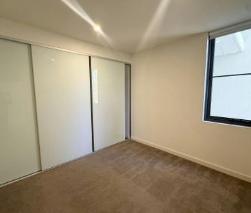 MODERN TWO BEDROOM APARTMENT - Photo 2