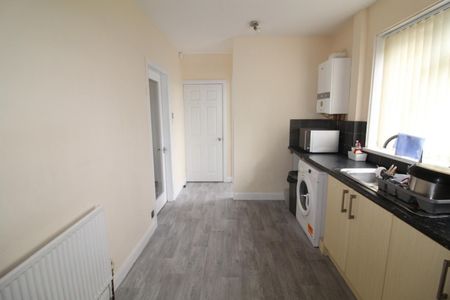 Longfield Avenue, Pudsey - Photo 2