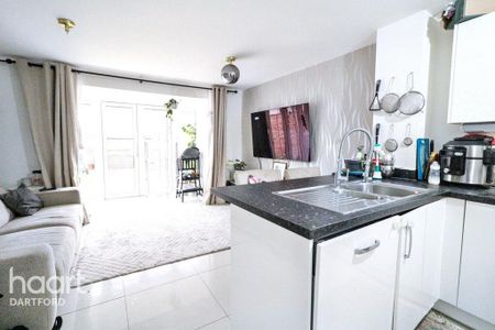 4 bedroom townhouse to rent - Photo 2