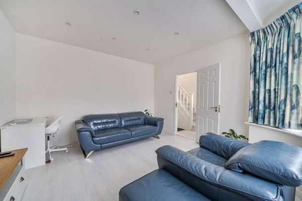 Curzon Avenue, Stanmore, HA7 - Photo 1