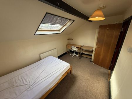 4 bedroom flat to rent - Photo 2