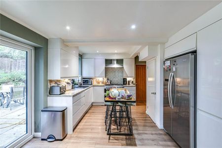 4 bedroom semi-detached house to rent - Photo 3