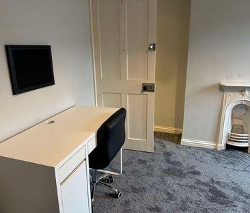 Spacious Bedroom House, LN1 - Photo 2