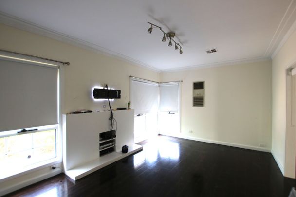 This well-presented three-bedroom home - Photo 1