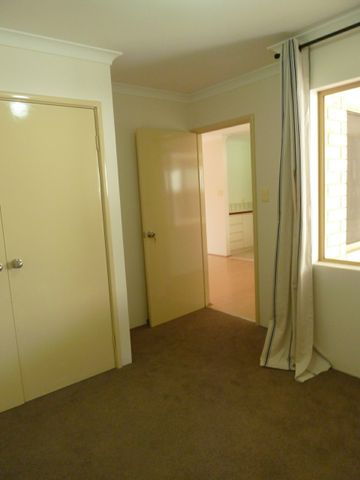 Perfectly located. - Photo 3