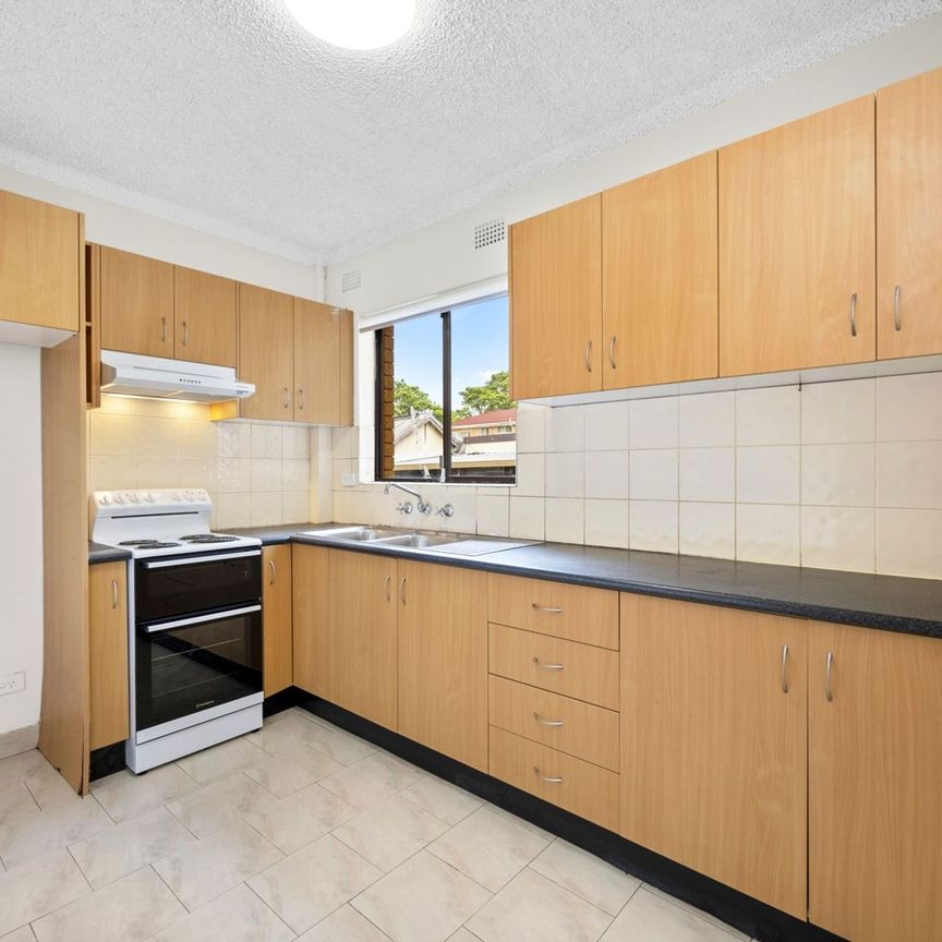 Newly Renovated Apartment &ast;&ast; Available Now &ast;&ast; - Photo 1